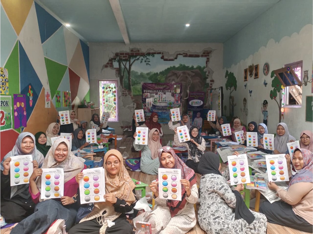 Para mitra GRAHI di Cirebon berfoto bersama sambil memegang lembar hasil pelatihan teknik gradasi